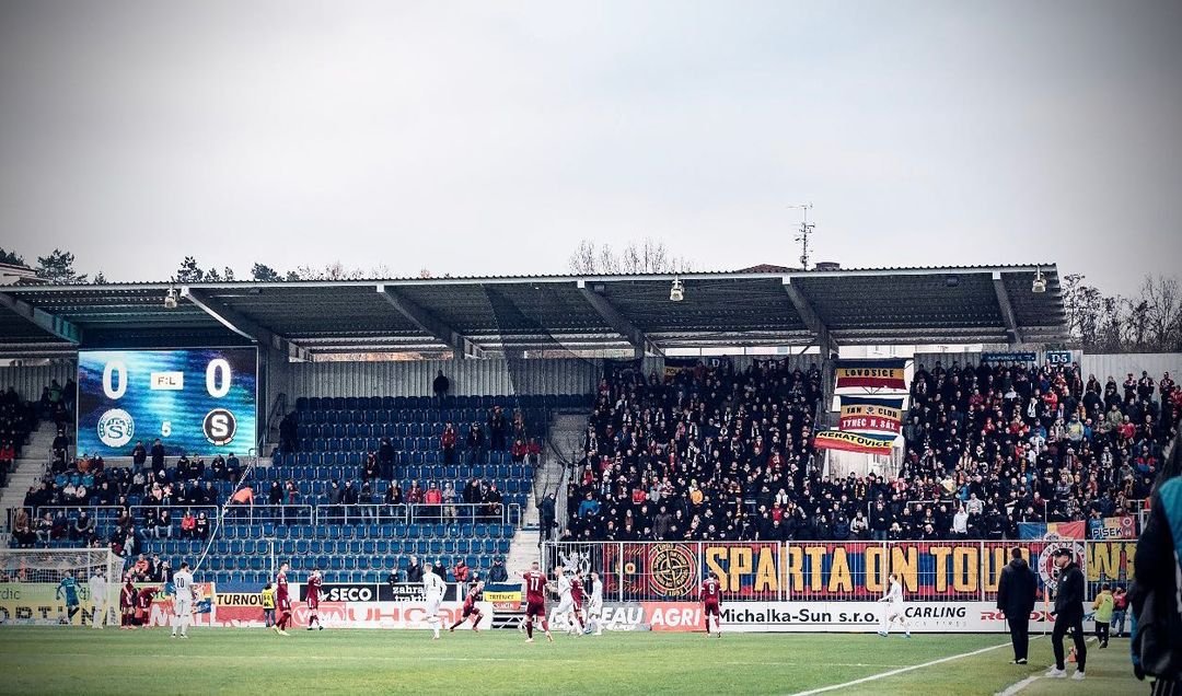 Pohled na sektor na Slovácku. Díky všem co vyjeli a dali do supportu vše.
Trapné představení hráčů na hřišti ani nemá cenu komentovat..